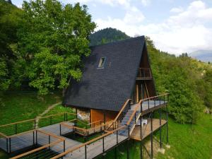 - une vue sur une maison au toit noir dans l'établissement Glola LakeFront, à Glola