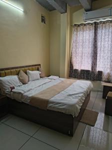 Katil atau katil-katil dalam bilik di Hotel shri Balaji