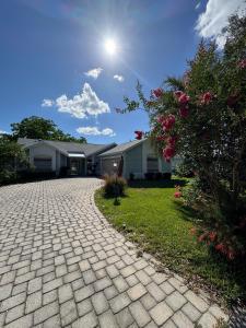 Κήπος έξω από το Prime Location - Golf Cart Included- La Casita Azul