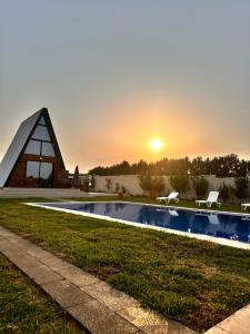 a house with a swimming pool and a pyramid at Maison dar jad in Chaba Remada