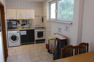 Kuchyň nebo kuchyňský kout v ubytování Möblierte Zimmer mit Gemeinschaftsküchen und Wohnungen in Thüringen Wald