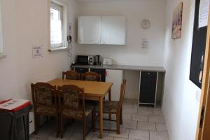 Kuchyň nebo kuchyňský kout v ubytování Möblierte Zimmer mit Gemeinschaftsküchen und Wohnungen in Thüringen Wald + 60 fotografií