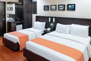 Postel nebo postele na pokoji v ubytování RedDoorz Plus at Hotel Esse + 27 fotografií
