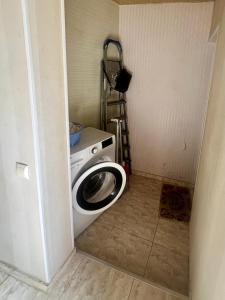 ボルジョミにあるJujuna Guest Houseの小さな部屋に洗濯機と乾燥機があります。