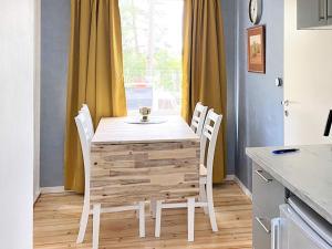 un tavolo da pranzo con sedie bianche e una finestra di 5 person holiday home in TENHULT JÖNKÖPING a Hult Altre 13 foto