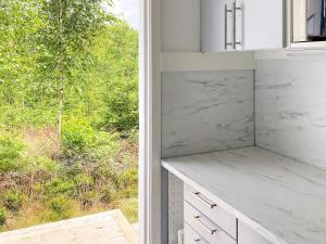 una cucina con ripiani in marmo bianco e una finestra di 5 person holiday home in TENHULT JÖNKÖPING a Hult