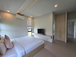 Postel nebo postele na pokoji v ubytování Bangtao Family 3 Bedroom Villa + 10 fotografií