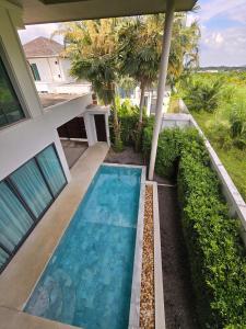 Bazén v ubytování Bangtao Family 3 Bedroom Villa nebo v jeho okolí
