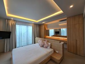 TV a/nebo společenská místnost v ubytování Bangtao Family 3 Bedroom Villa