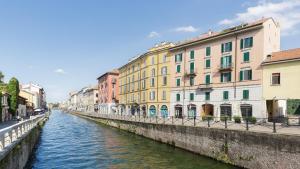 ein Kanal in einer Stadt mit Gebäuden daneben in der Unterkunft Cuna Milano in Mailand
