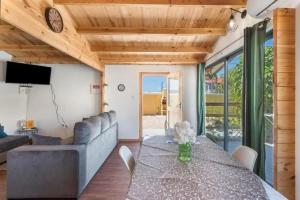 ein Wohnzimmer mit Tisch und Couch in der Unterkunft Comfortable House Ponte de Vagos in Ponte de Vagos