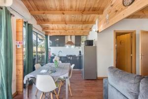 eine Küche und ein Esszimmer mit Tisch und Stühlen in der Unterkunft Comfortable House Ponte de Vagos in Ponte de Vagos