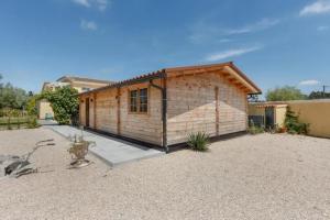 ein kleines Backsteingebäude in einem Kiesplatz in der Unterkunft Comfortable House Ponte de Vagos in Ponte de Vagos