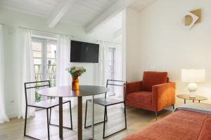 ein Wohnzimmer mit einem Tisch und einem Stuhl in der Unterkunft Cuna Milano in Mailand