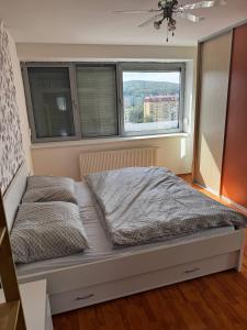 Postel nebo postele na pokoji v ubytování Výhodné ubytovanie pre rodinu alebo 4 osoby