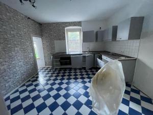 a kitchen with a plastic bag on the floor at HH-C bis zu 10 Personen in Hütschenhausen