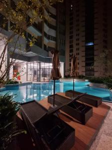 Kolam renang di atau dekat dengan Trizen Amber 2-Bedroom Apartment with Free WIFI