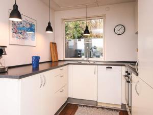 Η κουζίνα ή μικρή κουζίνα στο 6 person holiday home in Børkop-By Traum