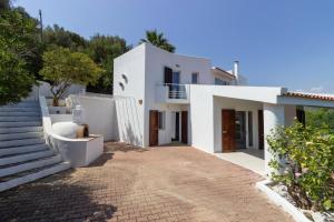 a white house with a staircase and a driveway at Villa Tuna in Torre delle Stelle