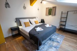 a bedroom with a bed with two towels on it at Altbauoase Fulda - ruhig, zentral, Terrasse, Bahnhof 400m - in Fulda