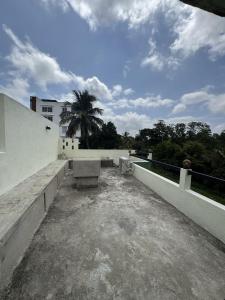 - un balcon avec un banc au-dessus d'un bâtiment dans l'établissement Chillnest, à Nugegoda 4 autres photos