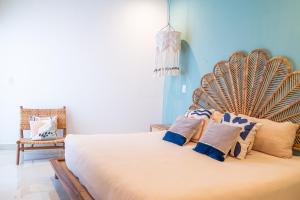 une chambre avec un grand lit avec une tête de lit en bois dans l'établissement Departamento exclusivo en Mazatlan con alberca y vistas a la playa, à Mazatlán 45 autres photos