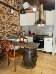 a kitchen with a table with chairs and a stove at Casa Mía in Monforte de Lemos