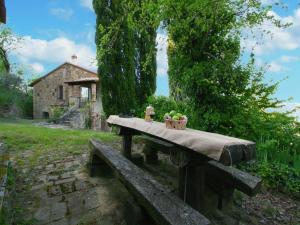 Una mesa con dos figuras encima delante de una casa. en Mansion in Magione near Zocco Beach, en Magione