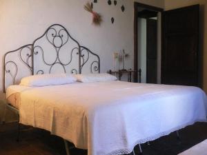 Un dormitorio con una cama con una colcha blanca. en Mansion in Magione near Zocco Beach, en Magione