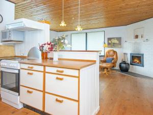 Kuchyň nebo kuchyňský kout v ubytování 8 person holiday home in Struer-By Traum + 22 fotografií