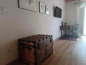 a chest sitting in a room with a desk at Langhe & Wine Accommodation in Neive