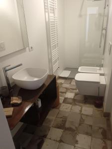 un baño con lavabo e inodoro en Langhe & Wine Accommodation, en Neive