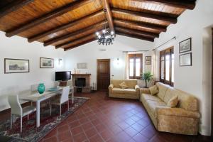 a living room with a couch and a table at Villa Cosentino con Piscina privata & idromassaggio in SantʼAnna