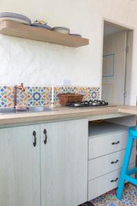 a kitchen with a counter with a sink and a counter sidx sidx at La Morena - Hospédate en una finca cafetera tradicional in Pereira