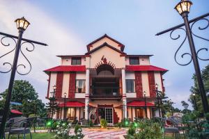 un gran edificio con rojo y blanco en Ekata Sutra, en Agartala
