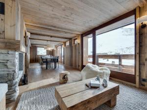 un soggiorno con camino e tavolo di Appartement 4 chambres à Tignes le Lac, proche des pistes, cheminée, parking couvert - FR-1-641-20 a Tignes