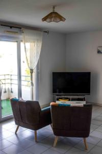 TV a/nebo společenská místnost v ubytování Joli appartement