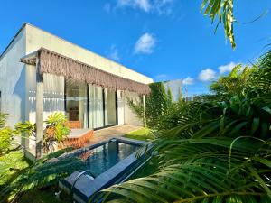 a swimming pool in the backyard of a house at Casa com piscina privativa Praia da Pipa #2 in Tibau do Sul
