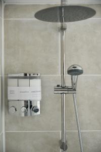 a bathroom with a shower with a stool in it at Cosy Luxe 3Bed Retreat Hot Tub BBQ Parking Near Town Perfect for Contractors Families Short & Long Stay in Hythe