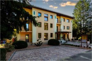 MátrafüredHotel Anna Mátrafüred的前面有车道的大建筑