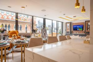 Телевизор и/или развлекательный центр в SAINT PAUL - Unrivalled 3BR Penthouse Apartment with Hot Tub Leeds +30 фотографий