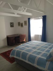 Postel nebo postele na pokoji v ubytování Villa by the sea + 9 fotografií