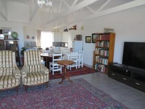 TV a/nebo společenská místnost v ubytování Villa by the sea