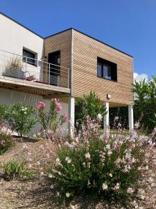 ein Haus auf einem Hügel mit Blumen davor in der Unterkunft Vue panoramique Marais Breton, 900 m océan, superbe T2 avec terrasse in Bourgneuf-en-Retz