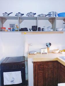 Una cocina o cocineta en Devkim Stays 6 fotos más