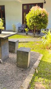 una mesa de picnic y dos bancos en un patio en Jimi Villa 99, en Bentota 1 foto más