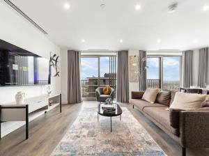 Μια τηλεόραση ή/και κέντρο ψυχαγωγίας στο Central London Luxurious 2bed WITH POOL AND ROOFTOP by AYMONS HAVEN