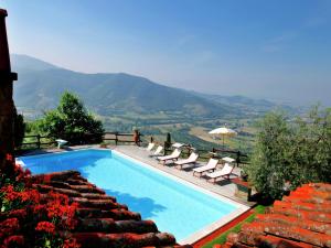 una piscina con sillas y vistas a las montañas en Villa in Tuscany with Pool and Valley Views, en Castiglion Fiorentino