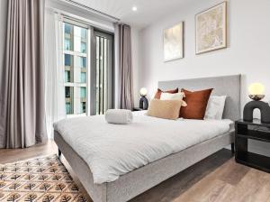 Ένα ή περισσότερα κρεβάτια σε δωμάτιο στο Central London Luxurious 2bed WITH POOL AND ROOFTOP by AYMONS HAVEN +54 φωτογραφίες