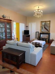 Un televizor și/sau centru de divertisment la La Villa Rouge